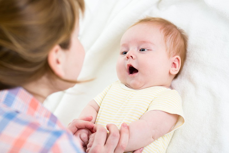 Trẻ sơ sinh thở khò khè phải làm sao?
