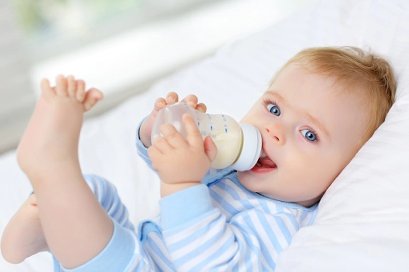 Trẻ 1 tuần tuổi uống bao nhiêu ml sữa?